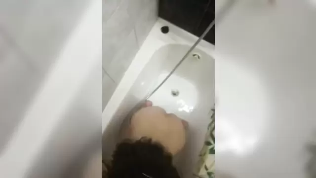 Голая сучка отсосала в ванной узбеку