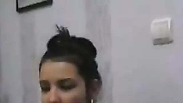 Молодая девка показала узбеку жопу